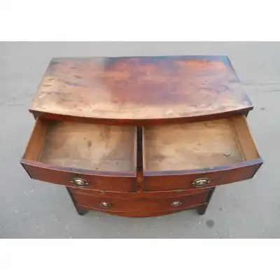 Georgianische Mahagoni-Kommode mit geschwungener Front & Messinggriffen – Antik, ca. 1800