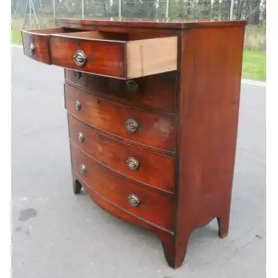Georgianische Mahagoni-Kommode mit geschwungener Front & Messinggriffen – Antik, ca. 1800