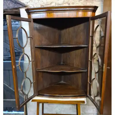 Edwardianische Mahagoni-Eckvitrine mit geschwungener Front & Glastüren – Antik, ca. 1900