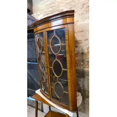 Edwardianische Mahagoni-Eckvitrine mit geschwungener Front & Glastüren – Antik, ca. 1900