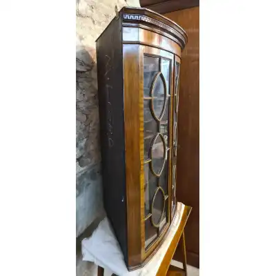 Edwardianische Mahagoni-Eckvitrine mit geschwungener Front & Glastüren – Antik, ca. 1900