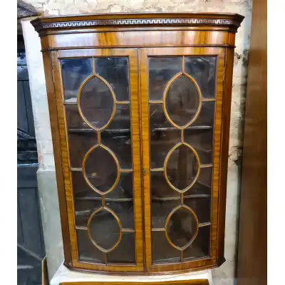 Edwardianische Mahagoni-Eckvitrine mit geschwungener Front & Glastüren – Antik, ca. 1900