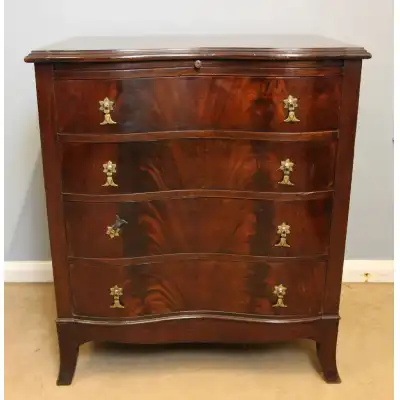 Antike kleine Mahagoni-Kommode mit geschwungener Front – ca. 1920