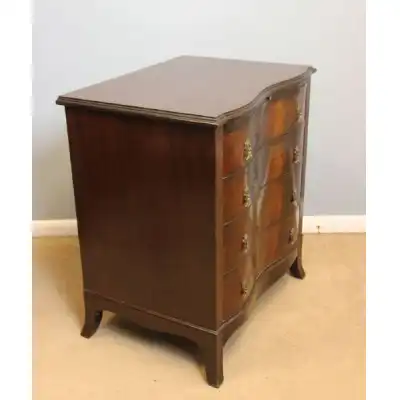 Antike kleine Mahagoni-Kommode mit geschwungener Front – ca. 1920