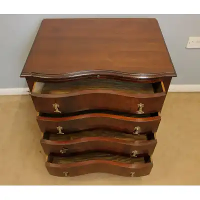 Antike kleine Mahagoni-Kommode mit geschwungener Front – ca. 1920