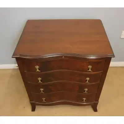 Antike kleine Mahagoni-Kommode mit geschwungener Front – ca. 1920