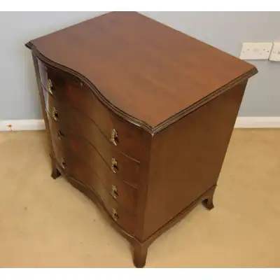 Antike kleine Mahagoni-Kommode mit geschwungener Front – ca. 1920