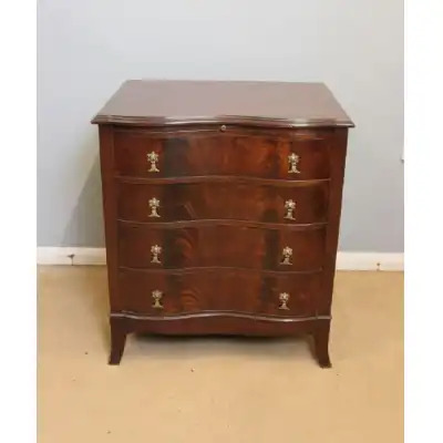 Antike kleine Mahagoni-Kommode mit geschwungener Front – ca. 1920