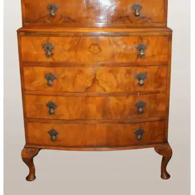 Schmale Walnuss-Kommode mit geschwungener Front & Cabriole-Beinen – Antik, ca. 1930