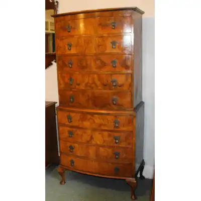 Schmale Walnuss-Kommode mit geschwungener Front & Cabriole-Beinen – Antik, ca. 1930