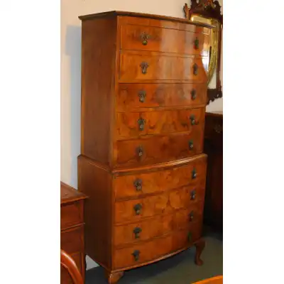 Schmale Walnuss-Kommode mit geschwungener Front & Cabriole-Beinen – Antik, ca. 1930