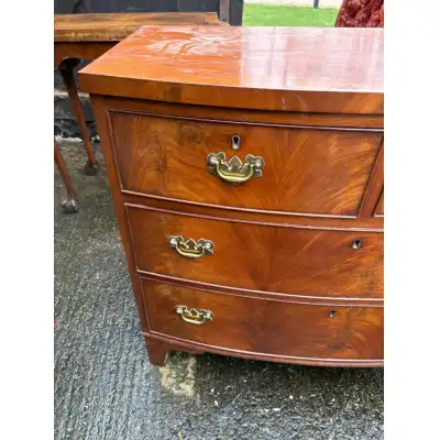 Antike George-III-Mahagoni-Kommode mit geschwungener Front – ca. 1820