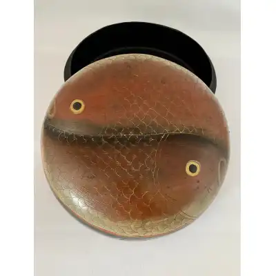 Chinesische handbemalte Papiermaché-Dose mit Koi-Karpfen – Antik, ca. 1930