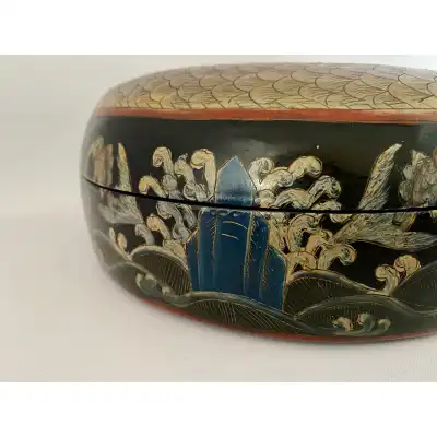 Chinesische handbemalte Papiermaché-Dose mit Koi-Karpfen – Antik, ca. 1930