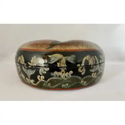 Chinesische handbemalte Papiermaché-Dose mit Koi-Karpfen – Antik, ca. 1930