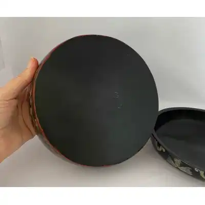 Chinesische handbemalte Papiermaché-Dose mit Koi-Karpfen – Antik, ca. 1930