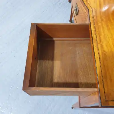 Antiker Schminktisch – Eleganz aus der Edwardianischen Epoche