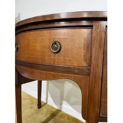 Edwardian Mahogany Inlaid Demi Lune Sideboard – Ein Meisterwerk der Möbelkunst