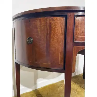 Edwardian Mahogany Inlaid Demi Lune Sideboard – Ein Meisterwerk der Möbelkunst