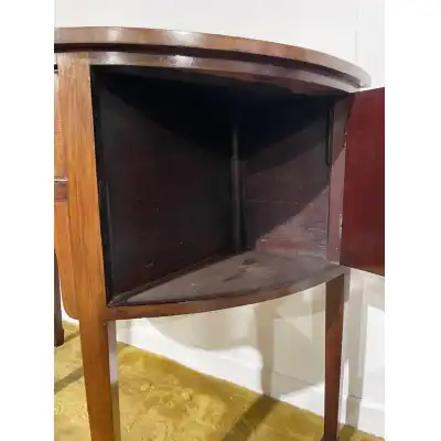 Edwardian Mahogany Inlaid Demi Lune Sideboard – Ein Meisterwerk der Möbelkunst