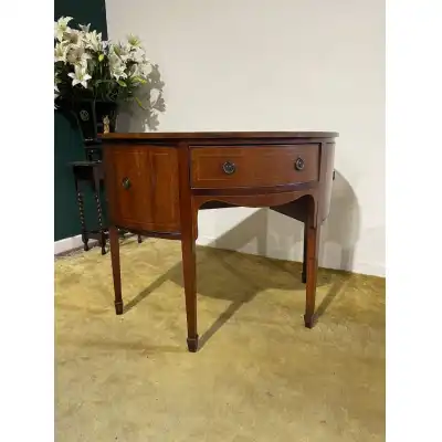 Edwardian Mahogany Inlaid Demi Lune Sideboard – Ein Meisterwerk der Möbelkunst