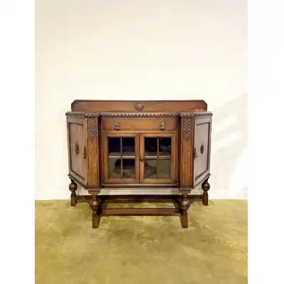 Vintage Eichen Sideboard mit Glastüren – Ein Antikes Schmuckstück