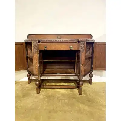 Vintage Eichen Sideboard mit Glastüren – Ein Antikes Schmuckstück