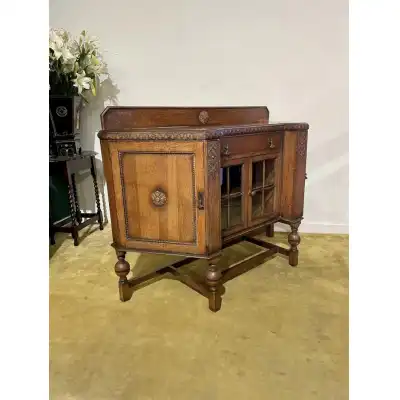 Vintage Eichen Sideboard mit Glastüren – Ein Antikes Schmuckstück