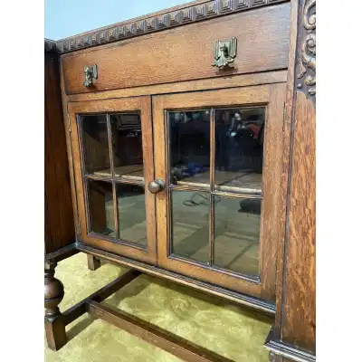 Vintage Eichen Sideboard mit Glastüren – Ein Antikes Schmuckstück
