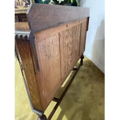 Vintage Eichen Sideboard mit Glastüren – Ein Antikes Schmuckstück