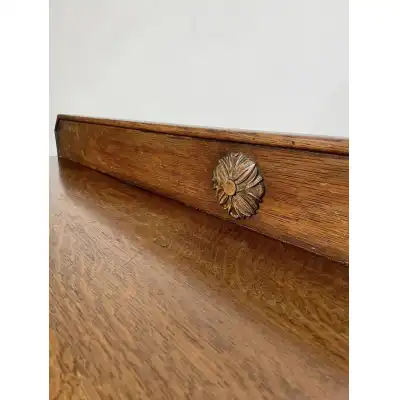 Vintage Eichen Sideboard mit Glastüren – Ein Antikes Schmuckstück