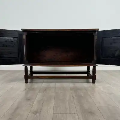 Antiker Eichen-Sideboard aus dem 18. Jahrhundert – Hochwertige Handwerkskunst