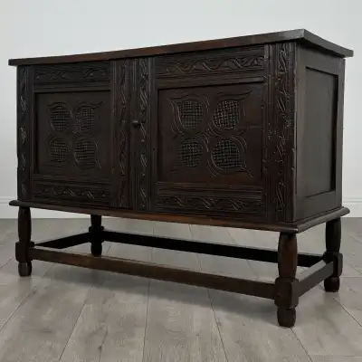 Antiker Eichen-Sideboard aus dem 18. Jahrhundert – Hochwertige Handwerkskunst