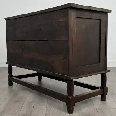 Antiker Eichen-Sideboard aus dem 18. Jahrhundert – Hochwertige Handwerkskunst
