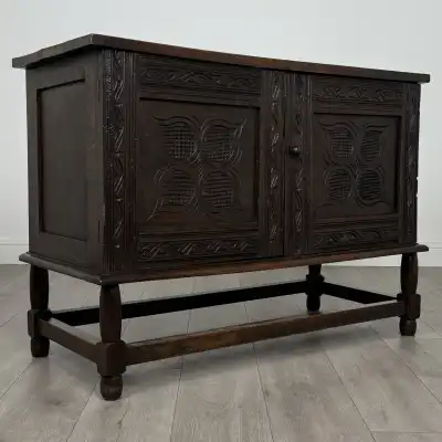 Antiker Eichen-Sideboard aus dem 18. Jahrhundert – Hochwertige Handwerkskunst