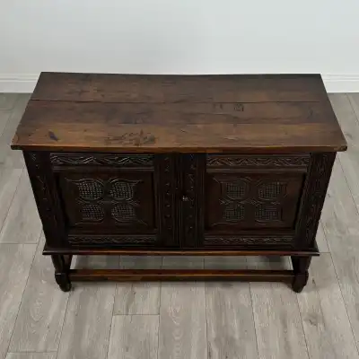 Antiker Eichen-Sideboard aus dem 18. Jahrhundert – Hochwertige Handwerkskunst
