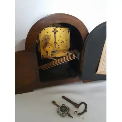 Edle Art-Deco Walnuss Kaminuhr mit Westminster-Chimes