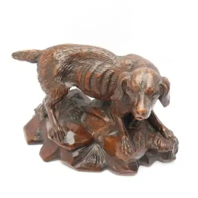 Wunderschön geschnitzter Schwarzwald Retriever auf Felsbasis