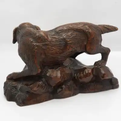 Wunderschön geschnitzter Schwarzwald Retriever auf Felsbasis