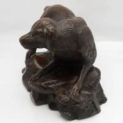 Wunderschön geschnitzter Schwarzwald Retriever auf Felsbasis