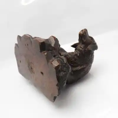 Wunderschön geschnitzter Schwarzwald Retriever auf Felsbasis