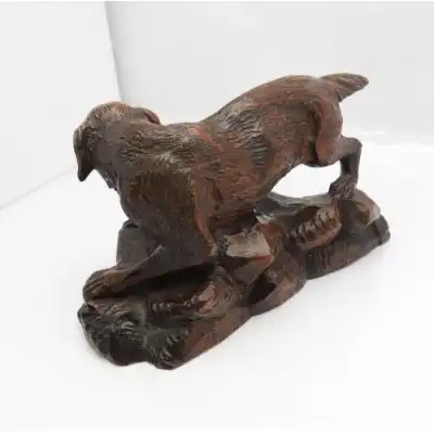 Wunderschön geschnitzter Schwarzwald Retriever auf Felsbasis