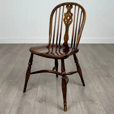 Antikes Set aus vier Windsor Esszimmerstühlen aus Ulme – 20. Jahrhundert