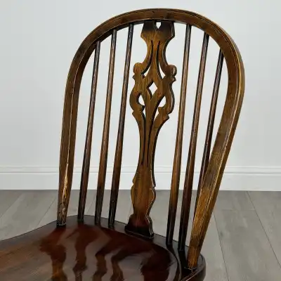 Antikes Set aus vier Windsor Esszimmerstühlen aus Ulme – 20. Jahrhundert