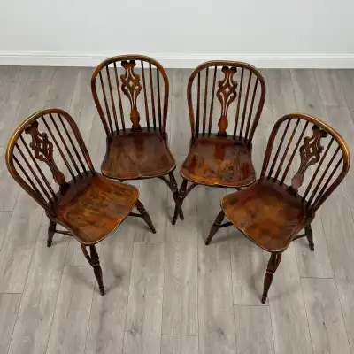 Antikes Set aus vier Windsor Esszimmerstühlen aus Ulme – 20. Jahrhundert