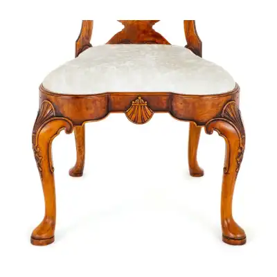 Set aus 12 Queen Anne Esszimmerstühlen aus Ulme – Stil von Giles Grendey