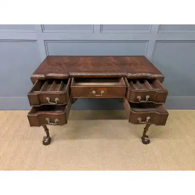 Antiker Chippendale Schreibtisch aus Flammenmahagoni – ca. 1920