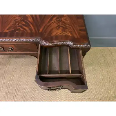 Antiker Chippendale Schreibtisch aus Flammenmahagoni – ca. 1920