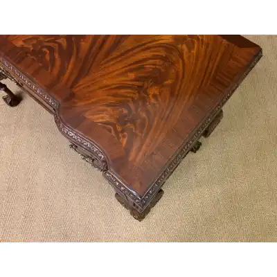 Antiker Chippendale Schreibtisch aus Flammenmahagoni – ca. 1920