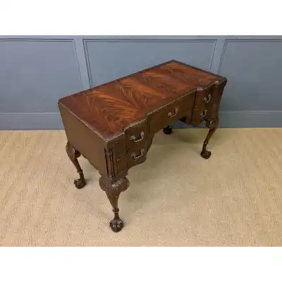 Antiker Chippendale Schreibtisch aus Flammenmahagoni – ca. 1920